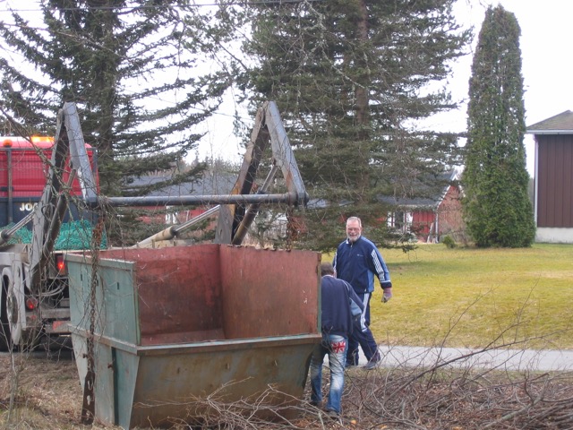 Container som skal fylles med kvist